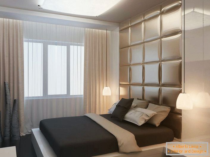 Progetto di progetto di una camera da letto in un appartamento di un solito alto edificio vicino a Mosca.