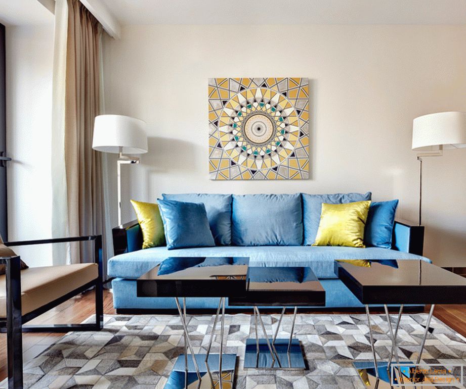 Stravagante divano blu con cuscini decorativi gialli nel soggiorno