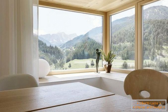 Design del soggiorno con due finestre angolari