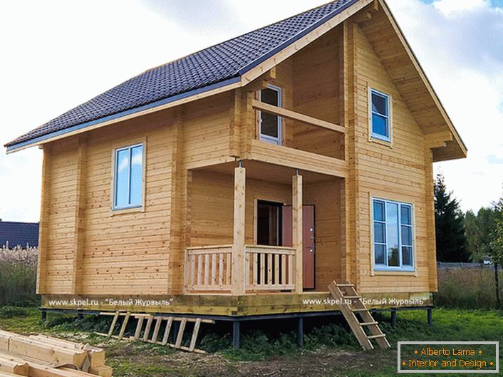 Casa in legno con soffitta