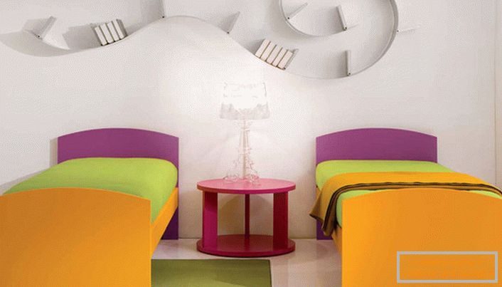 La stanza per bambini in stile high-tech è decorata con uno scaffale interessante. L'idea di design combina molti colori vivaci. Ottima idea per la camera dei bambini.