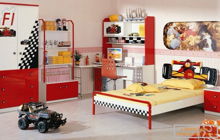 Una stanza spaziosa per un ragazzo in un normale appartamento di città.