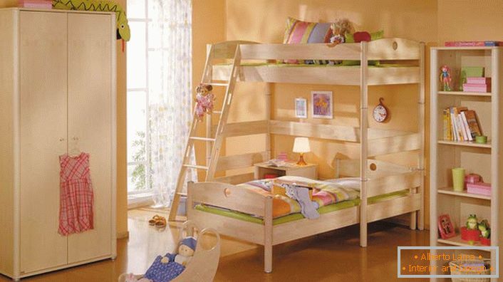 Camera per bambini in stile high-tech con mobili in legno chiaro. La semplicità dei mobili è compensata dalla sua funzionalità e praticità.