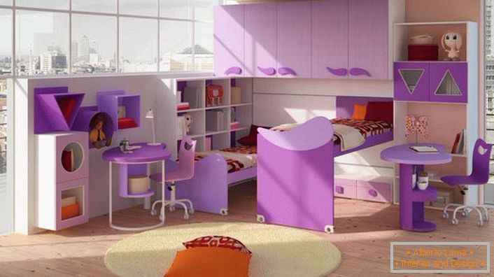 Bambini in stile high-tech nell'appartamento di una famiglia francese. L'esempio corretto di mobili abbinati.