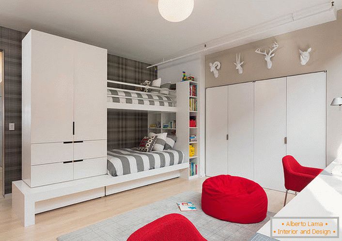 Una grande stanza per bambini in stile high-tech per gemelli. L'attenzione attrae mobili rossi e guardaroba, montati nel muro.