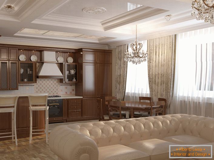 La cucina-soggiorno è decorata in stile Art Nouveau. Colori chiari, mobili in legno naturale, enormi lampadari a soffitto in cristallo sono abbinati secondo lo stile.