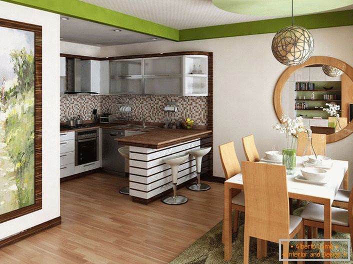 Una piccola cucina è combinata con il soggiorno. La decisione di progettazione in questo caso è giustificata, poiché uno spazio utile non è sufficiente per l'organizzazione di due stanze separate.