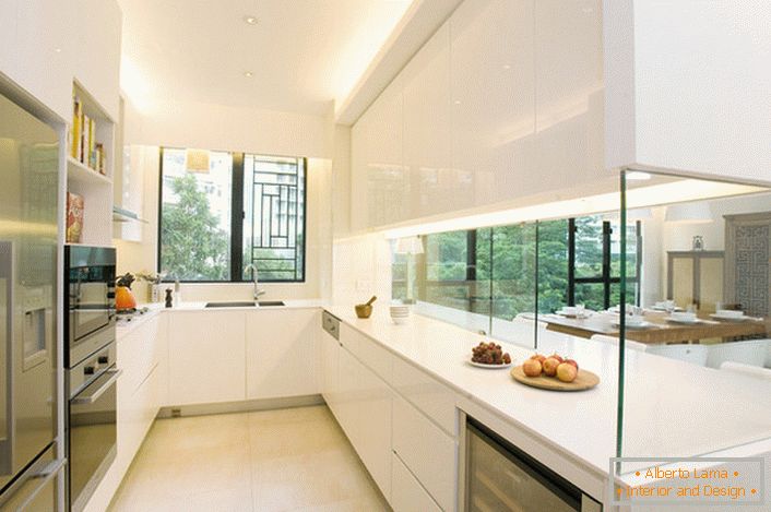 La cucina è separata dal soggiorno da una parete di vetro decorativa. Una soluzione interessante per interni nello stile di hi così.