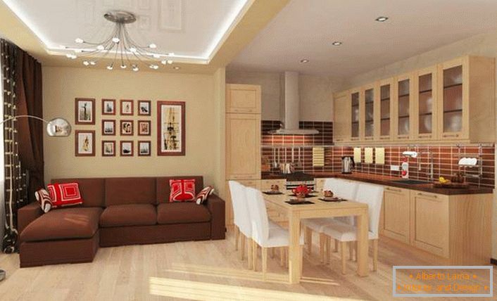 La zona pranzo separa la cucina dal soggiorno. Variante funzionale dell'interior design in un ampio monolocale.