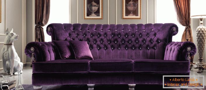 Il ricco rivestimento viola del divano si adatta perfettamente all'interno del soggiorno in stile Impero. La tappezzeria trapuntata realizzata con tessuti naturali è forse la soluzione migliore.