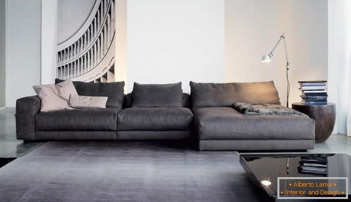Divani modulari accoglienti per l'interno del salotto nello stile del minimalismo. I design modulari e larghi attenuano il rigore di un ampio soggiorno.