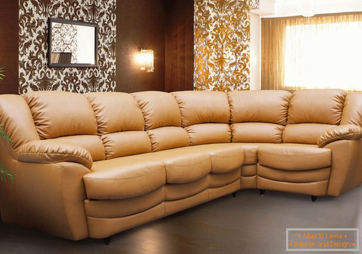 Un elegante divano componibile componibile per un elegante salotto. Il colore dell'angolo accogliente è il colore della tappezzeria delle Cadillac di lusso di alta classe.