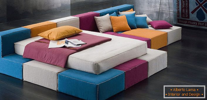 Scatole luminose di divano componibile per uno stile hard-loft. Ci sono solo due elementi costruttivi e quali sono le possibilità per la tua immaginazione.