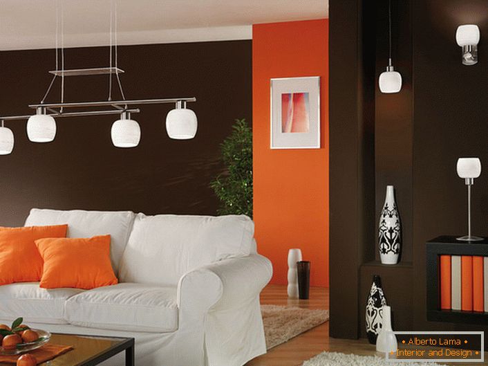 L'esempio corretto di illuminazione per il soggiorno nello stile delle avanguardie.