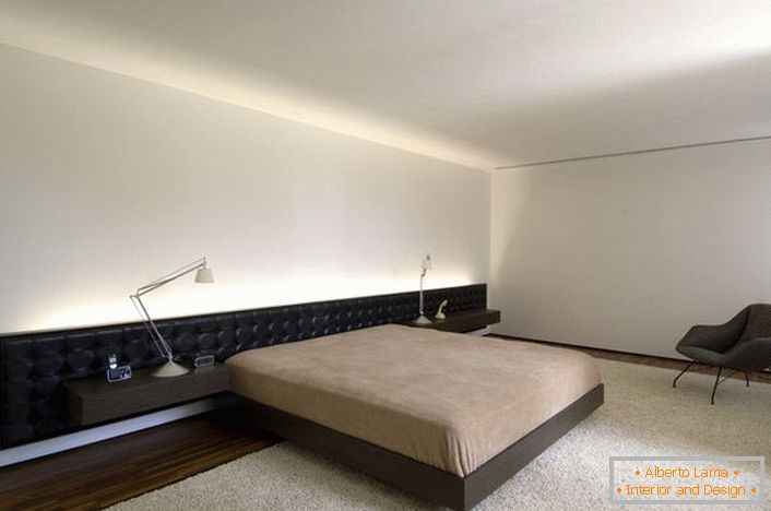Il letto con testiera morbida allungata si inserisce perfettamente nel progetto di design.