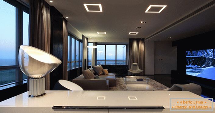 Variazioni di illuminazione insolite nel soggiorno in stile high-tech danno abbastanza luce.