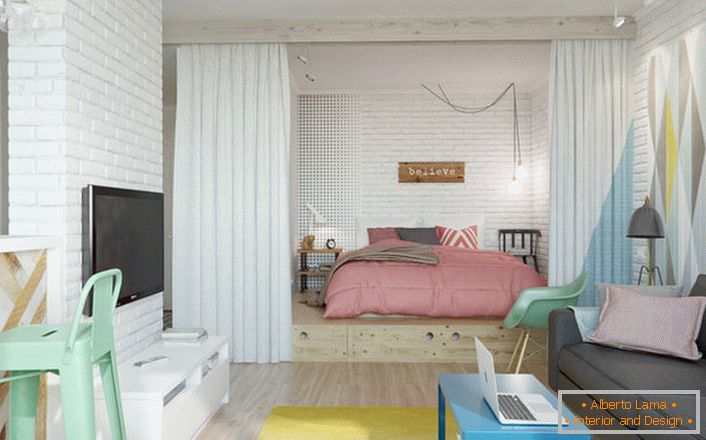 Lo stile scandinavo è l'ideale, se parliamo del design di un piccolo appartamento. Nella nicchia si trova una camera da letto con un grande letto morbido.