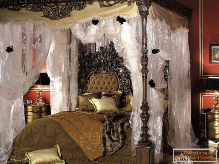 Lussuosa camera da letto in stile barocco. Al centro della composizione c'è un enorme letto a baldacchino. 
