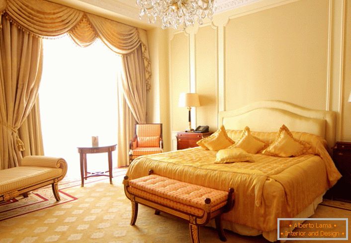 Camera da letto beige e oro in stile barocco.