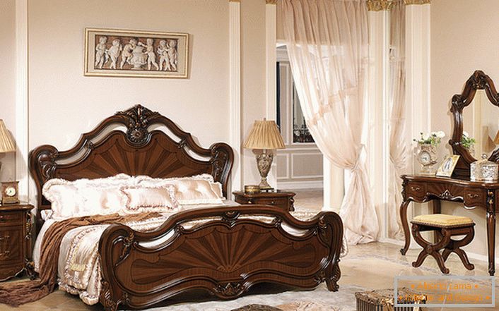 Il classico stile barocco è rappresentato da mobili in legno scuro laccato.