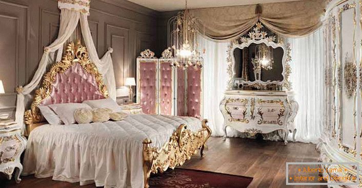 Una camera da letto in stile barocco per una vera signora. I dettagli rosa nel design rendono davvero l'interno