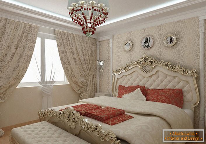 Il letto con i dorsi decorati di colore oro si adatta perfettamente al quadro generale in stile barocco.