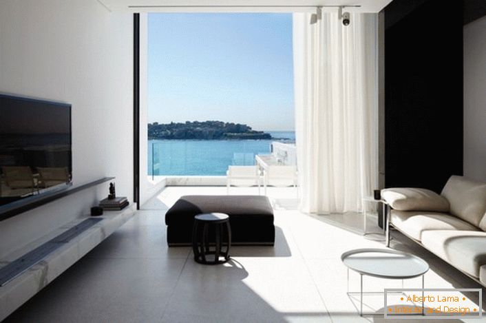 Meraviglioso soggiorno luminoso con vista sul mare. Lo stile high-tech offre il massimo utilizzo nell'illuminazione della luce naturale.