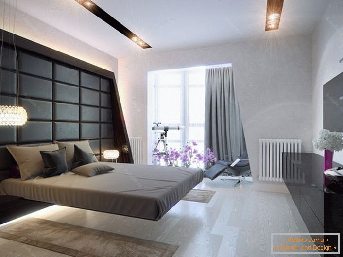 Spaziosa camera da letto in stile high-tech. Colori classici nel design della stanza: molta luce, grigio e nero. Punto di illuminazione, multifunzionale.