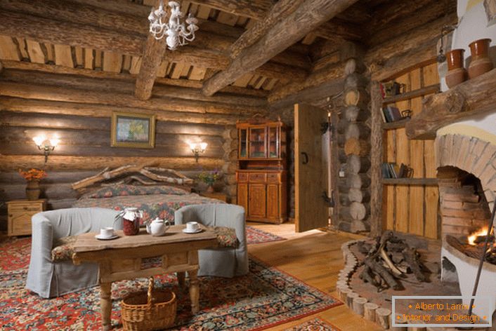 Paese rustico con una grande camera da letto di un cottage di campagna in Scandinavia. In ogni interno, eseguito in uno stile rustico, il camino sarà armonioso, soprattutto da un mattone. 