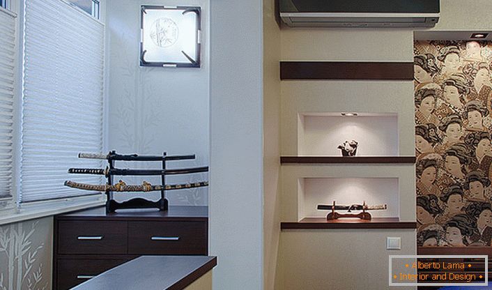 Una eccellente decorazione decorativa della stanza nello stile del minimalismo giapponese è la spada giapponese. Non è necessario acquisire una vera arma da combattimento, basta una semplice presa in giro. 