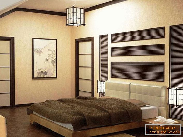 La camera da letto nello stile del minimalismo giapponese è decorata nei toni del beige e del marrone. L'attenzione è attratta dai dispositivi di illuminazione. Il lampadario da soffitto è realizzato in un unico design con lampade da comodino. 