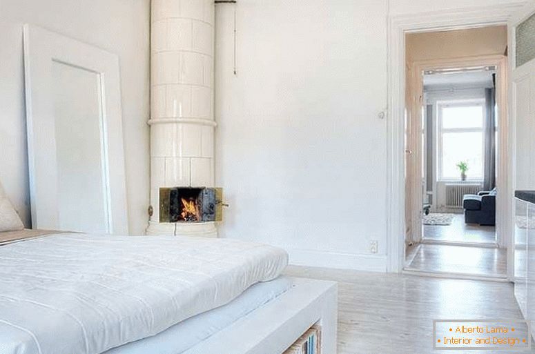 Elegante camera da letto di un piccolo appartamento in Svezia