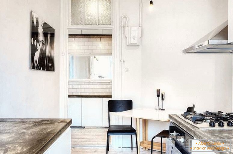 Elegante cucina di un piccolo appartamento in Svezia