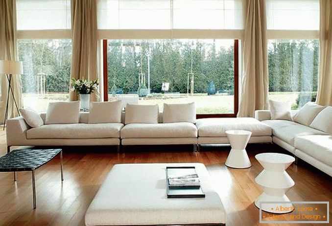 Soggiorno con finestre panoramiche - foto con tende e mobili in stile minimalista