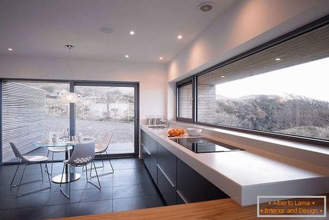 Bella cucina con finestre panoramiche - foto all'interno