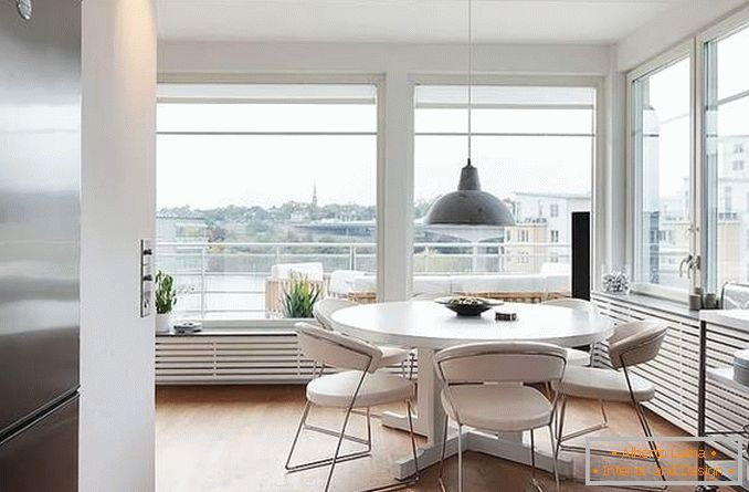 Design della cucina con finestre panoramiche in un appartamento d'angolo