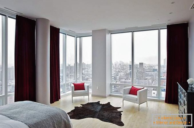 Finestre panoramiche - foto all'interno di una camera da letto in un appartamento d'angolo