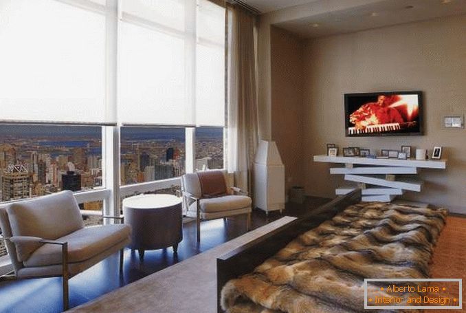 Progettazione di una camera da letto con finestre panoramiche in un appartamento di città
