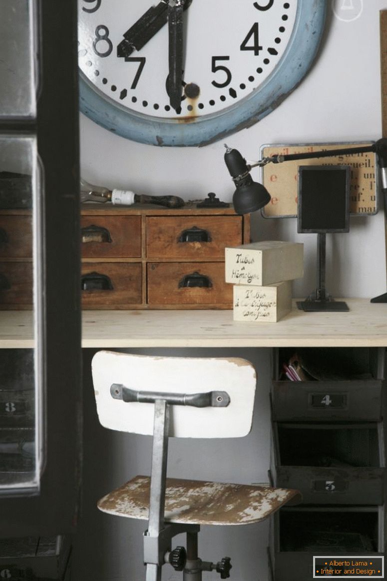Vecchia stazione orologio sopra scrivania vintage con scatole organizzatore in legno e sedia girevole in legno con vernice scrostata