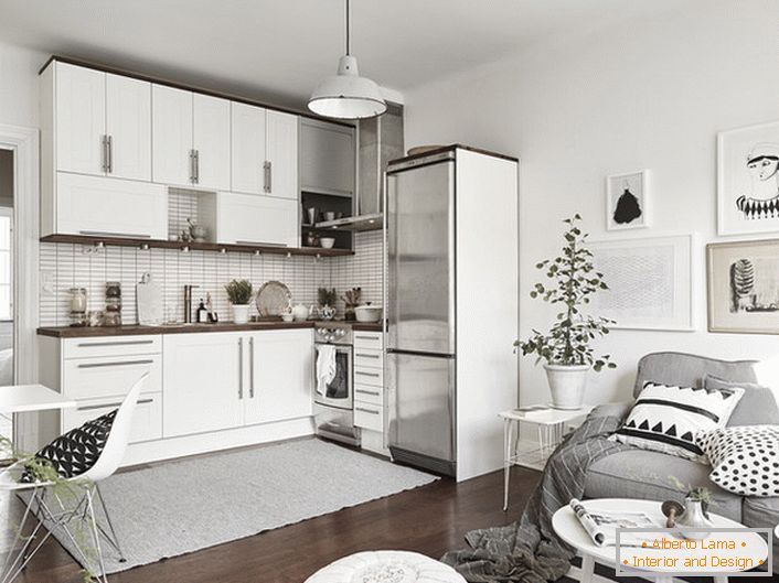 Gli eleganti interni in tonalità grigio-bianco sono decorati in stile scandinavo. Una caratteristica notevole è l'uso di elementi decorativi della maglieria. 