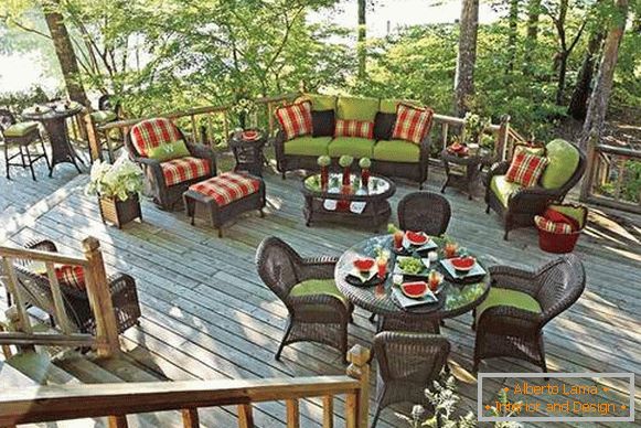 Una serie di mobili in vimini per la veranda: un divano, poltrone e tavoli