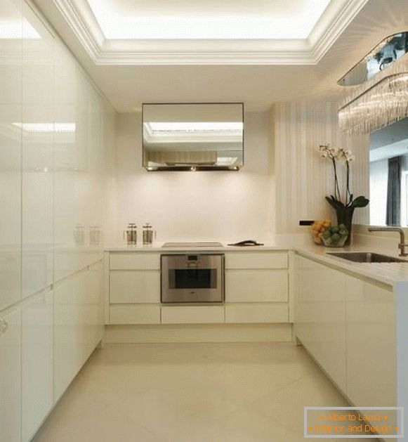 Tensione a soffitto a LED in cucina