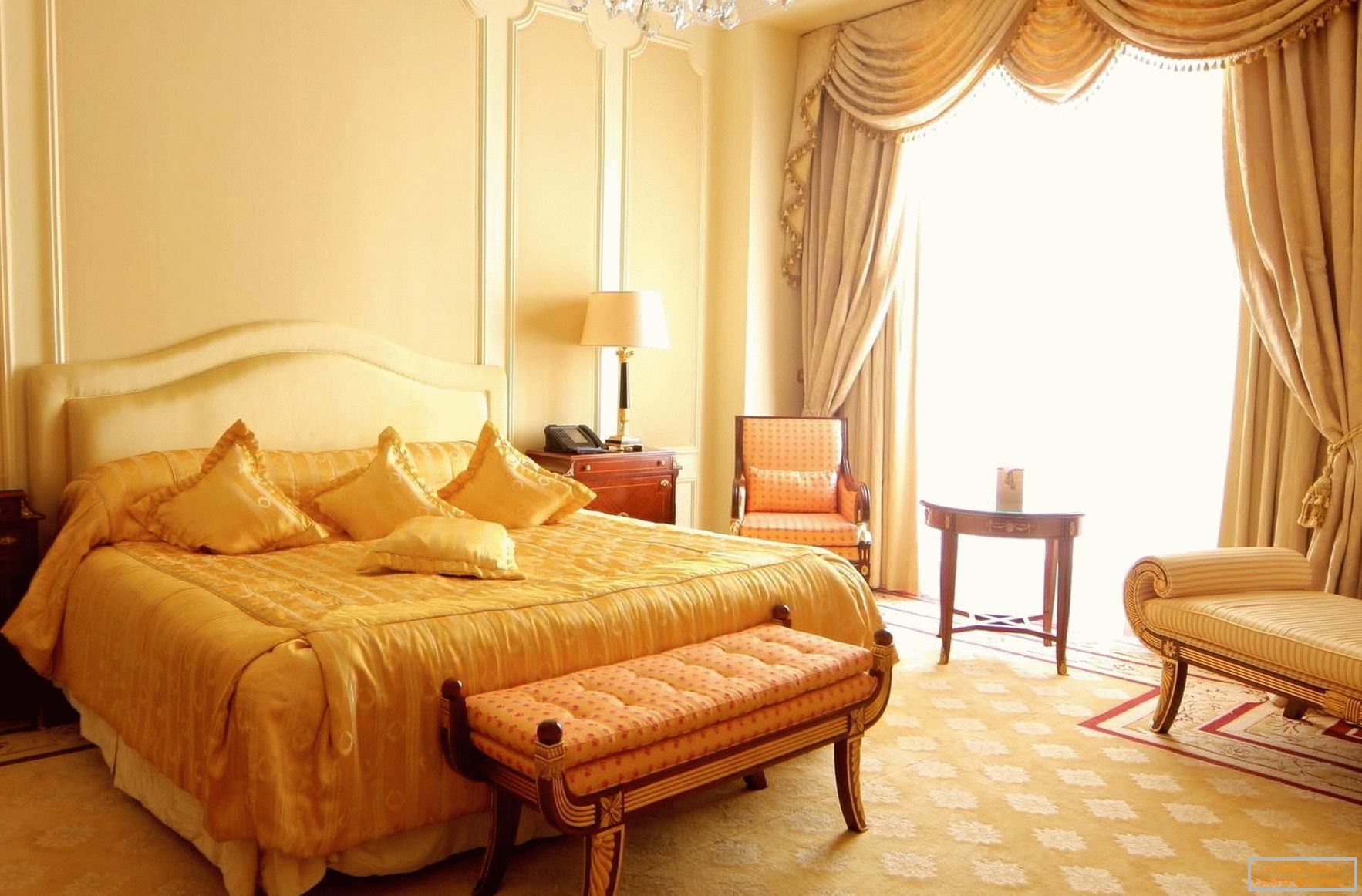 Luminosa e spaziosa camera da letto in stile barocco con finestre panoramiche. 