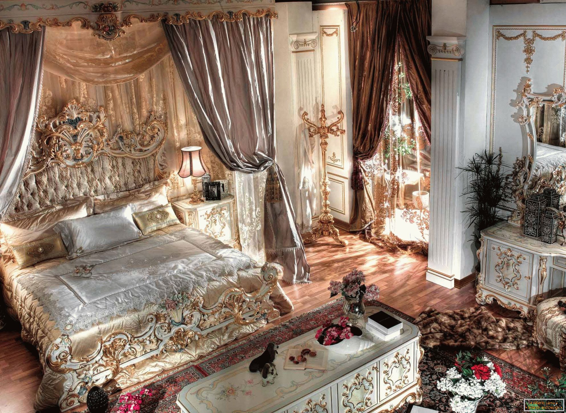 Lussuosa camera da letto barocca con soffitti alti. Al centro della composizione c'è un enorme letto in legno con schienali scolpiti.