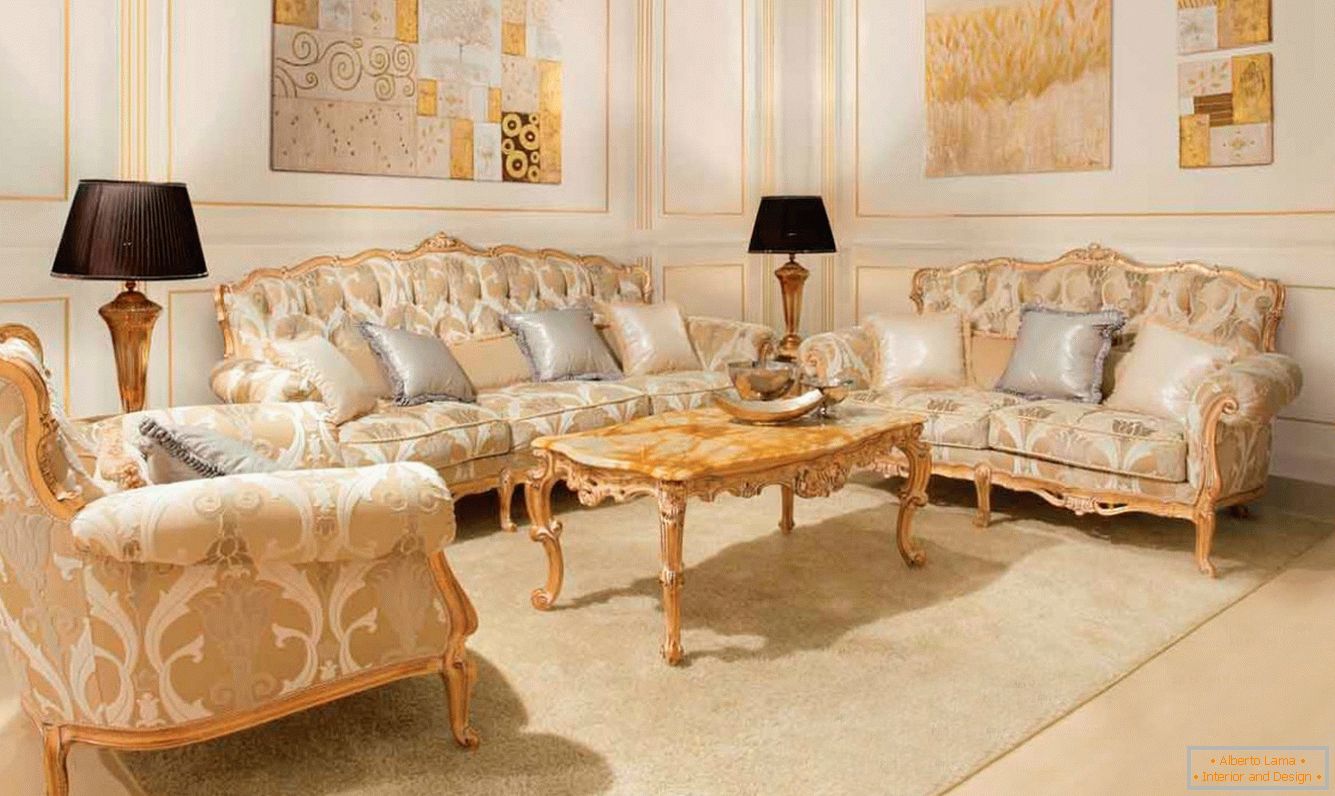Esempio di mobili correttamente selezionati per un piccolo soggiorno barocco.