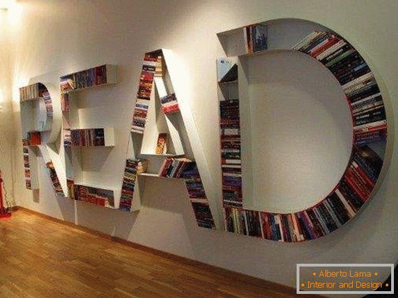 Libreria sul muro - foto di un modello insolito