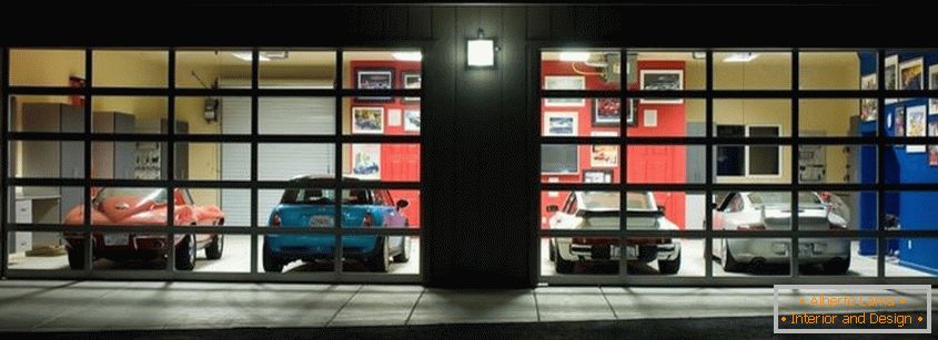Garage con cancelli di vetro