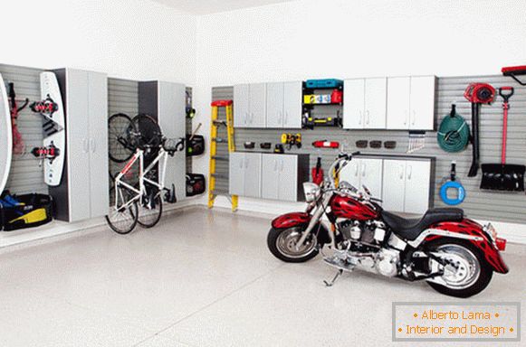 Motocicletta all'interno di un garage domestico