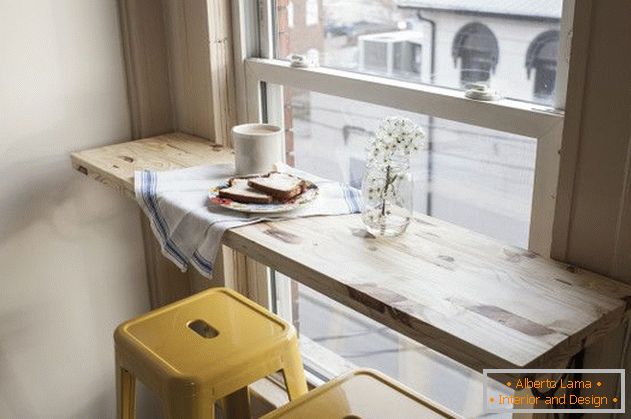 Tavolo e sgabelli vicino alla finestra