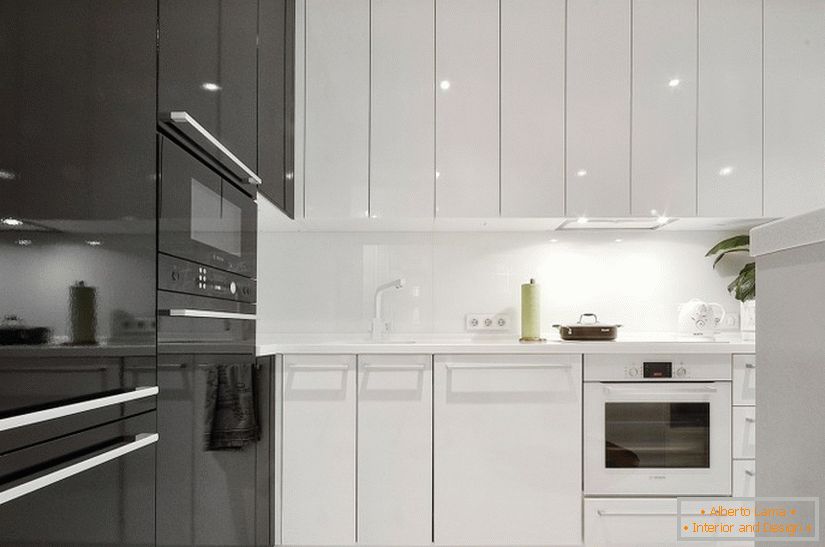 Interiore della cucina in bianco e nero
